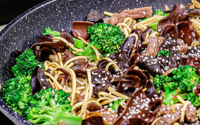 Sauté de Nouilles aux oeufs, Boeuf et Brocolis